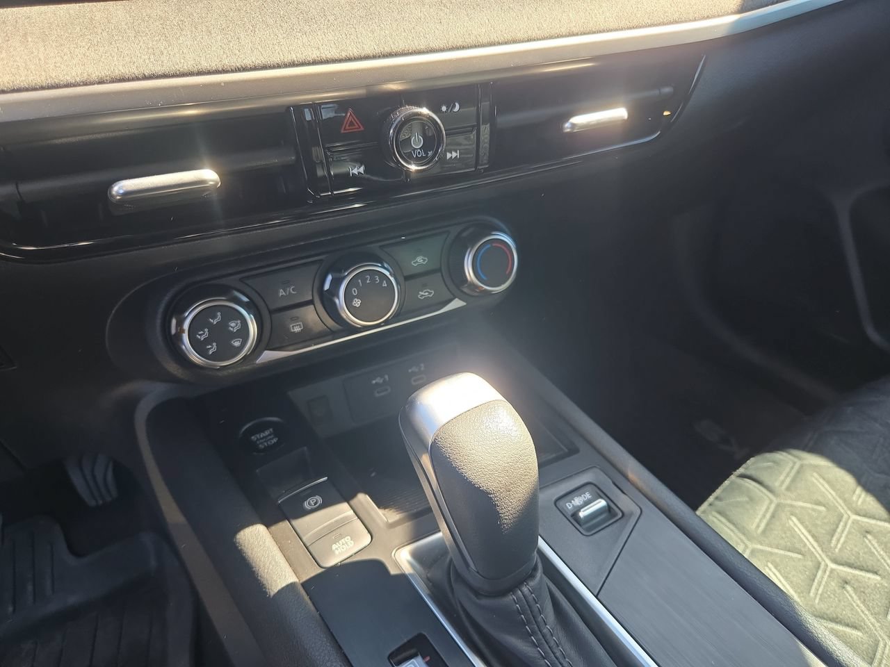 Used 2025 Nissan Kicks SV FWD image 12