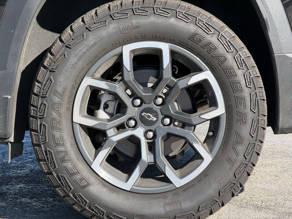 Used 2025 Chevrolet Equinox ACTIV w/ Safety and Technology Package FWD image 3