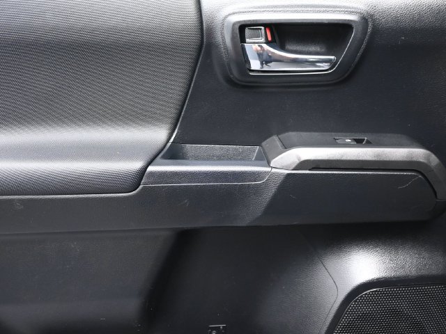 Used 2019 Toyota Tacoma TRD Sport AWD/4WD image 9