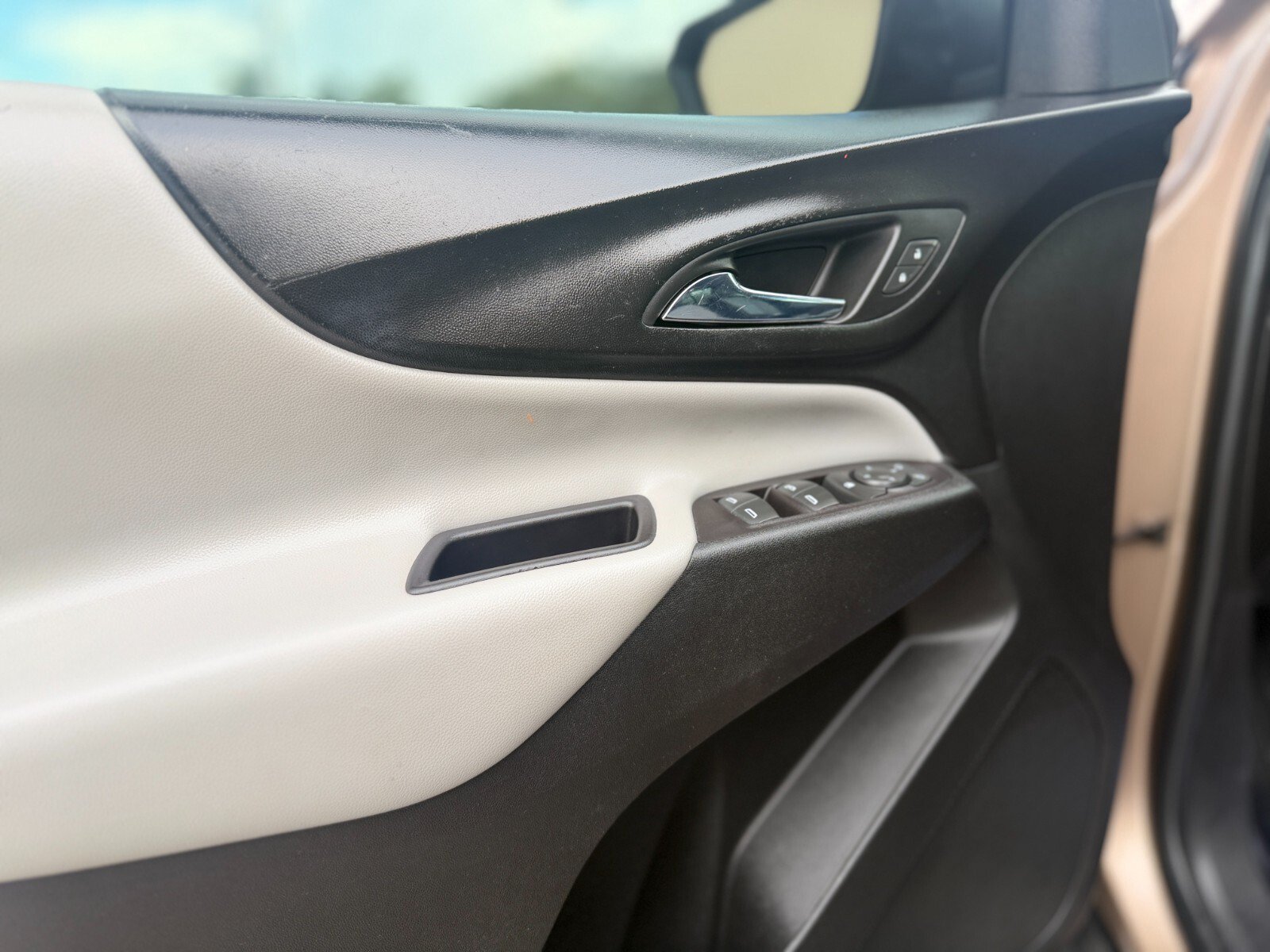 Used 2019 Chevrolet Equinox LS w/ LPO, Blackout Package FWD image 9