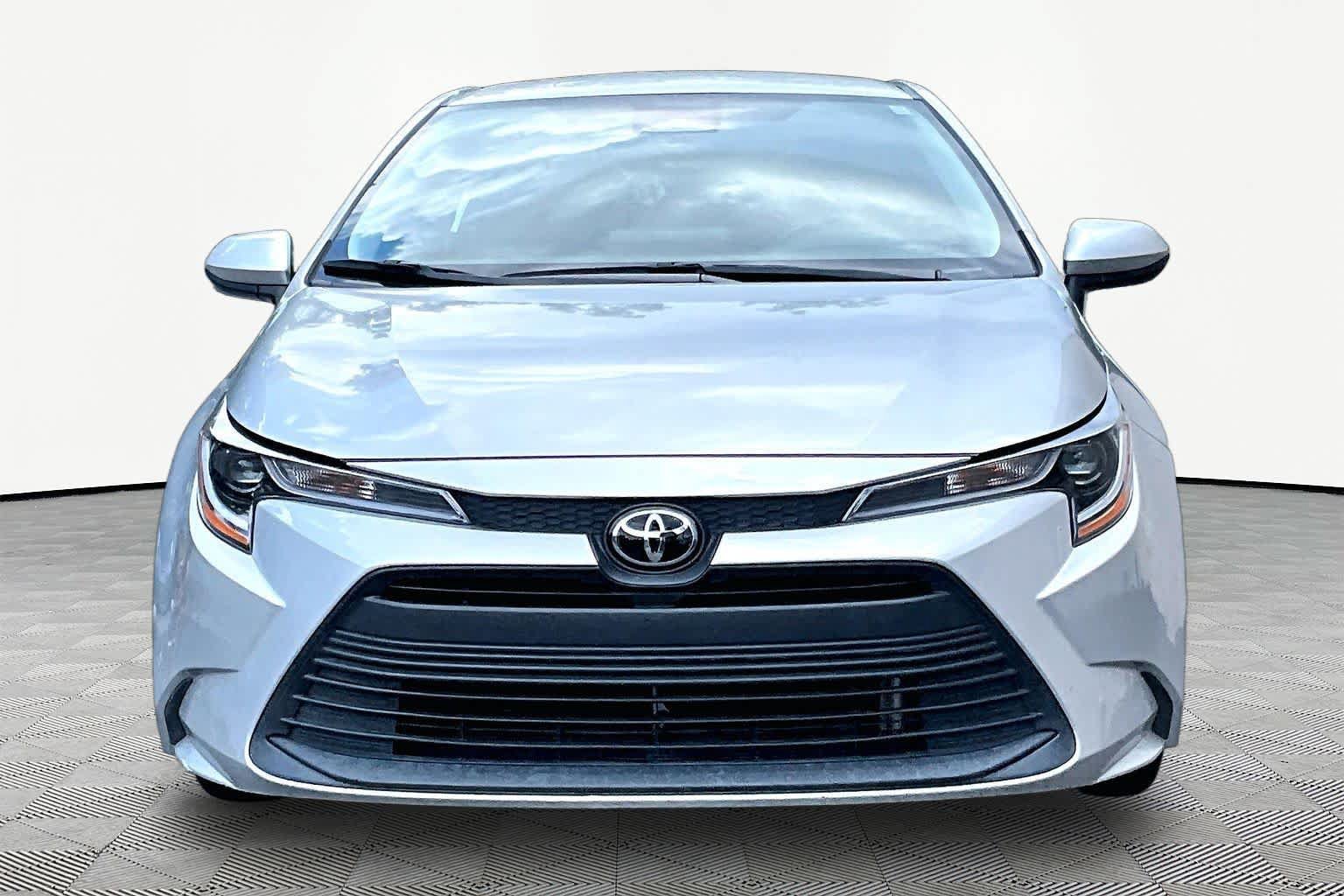 Certified 2025 Toyota Corolla LE FWD image 4