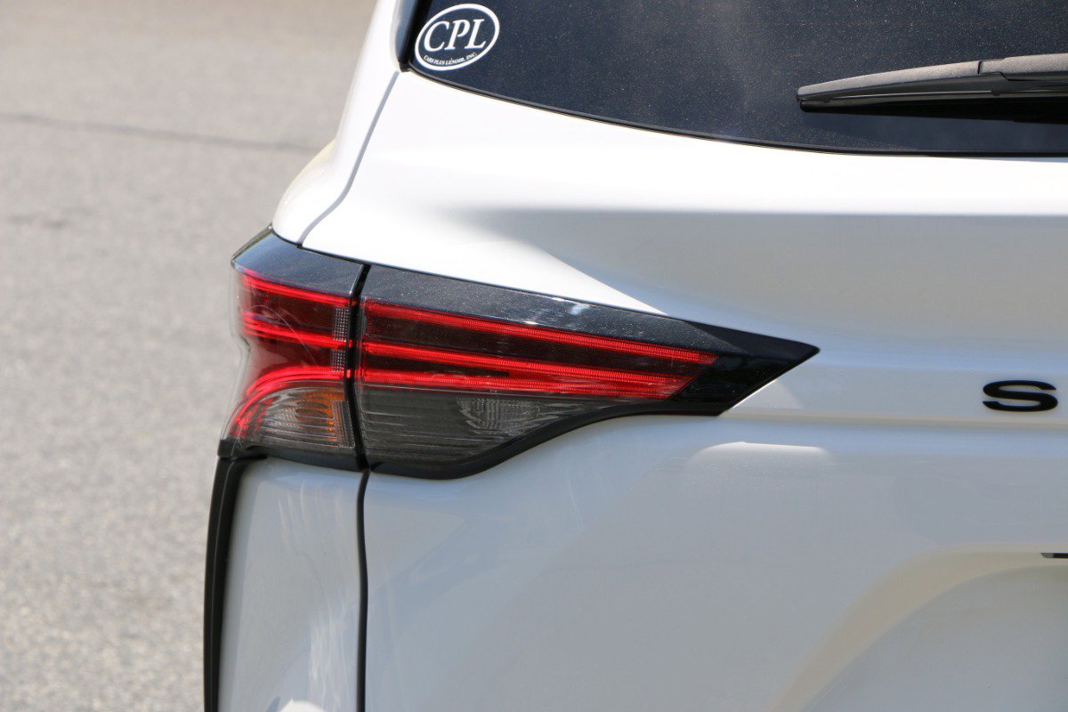 Used 2021 Toyota Sienna XSE FWD image 6