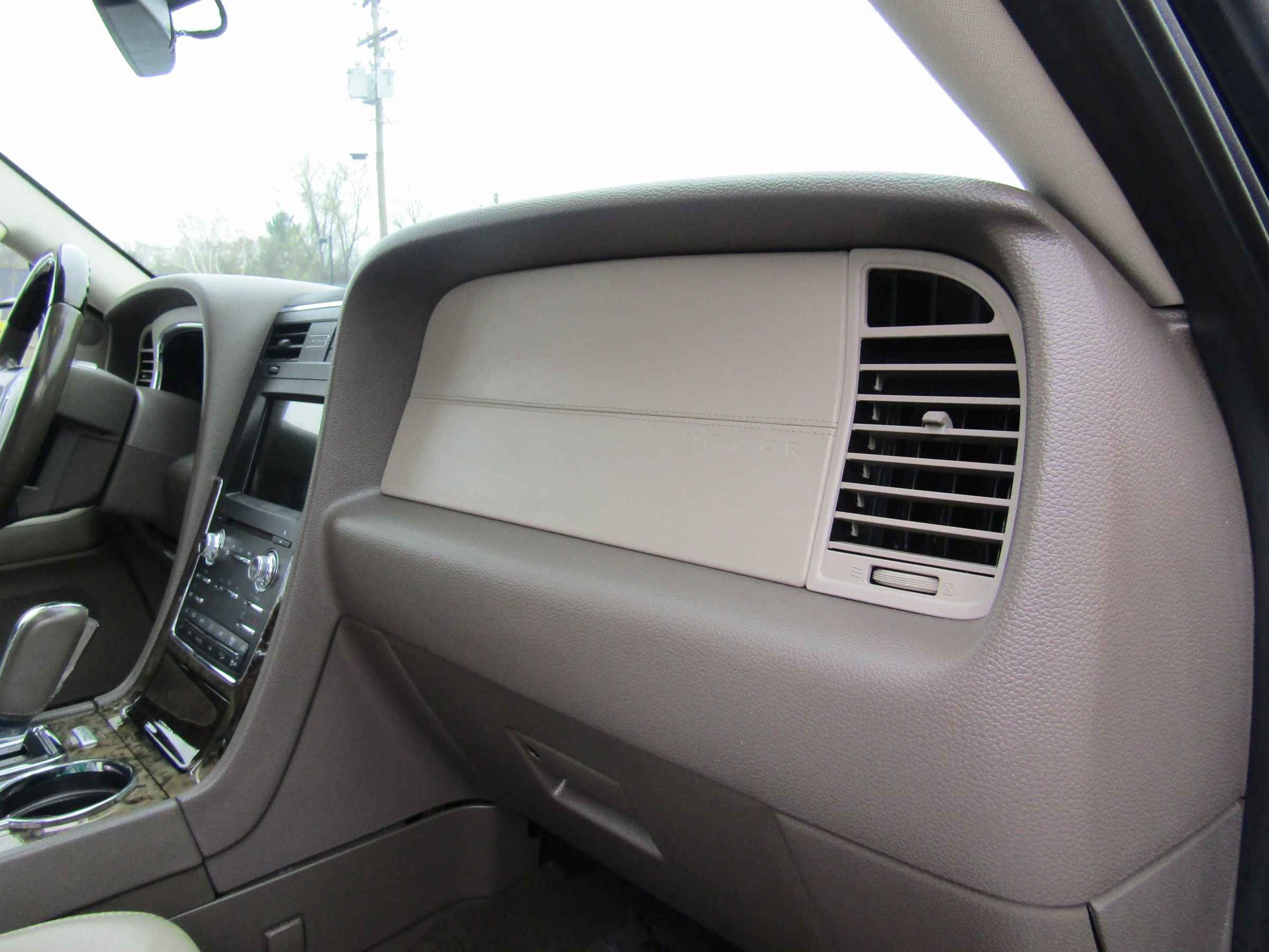 Used 2016 Lincoln Navigator L Select AWD/4WD image 15