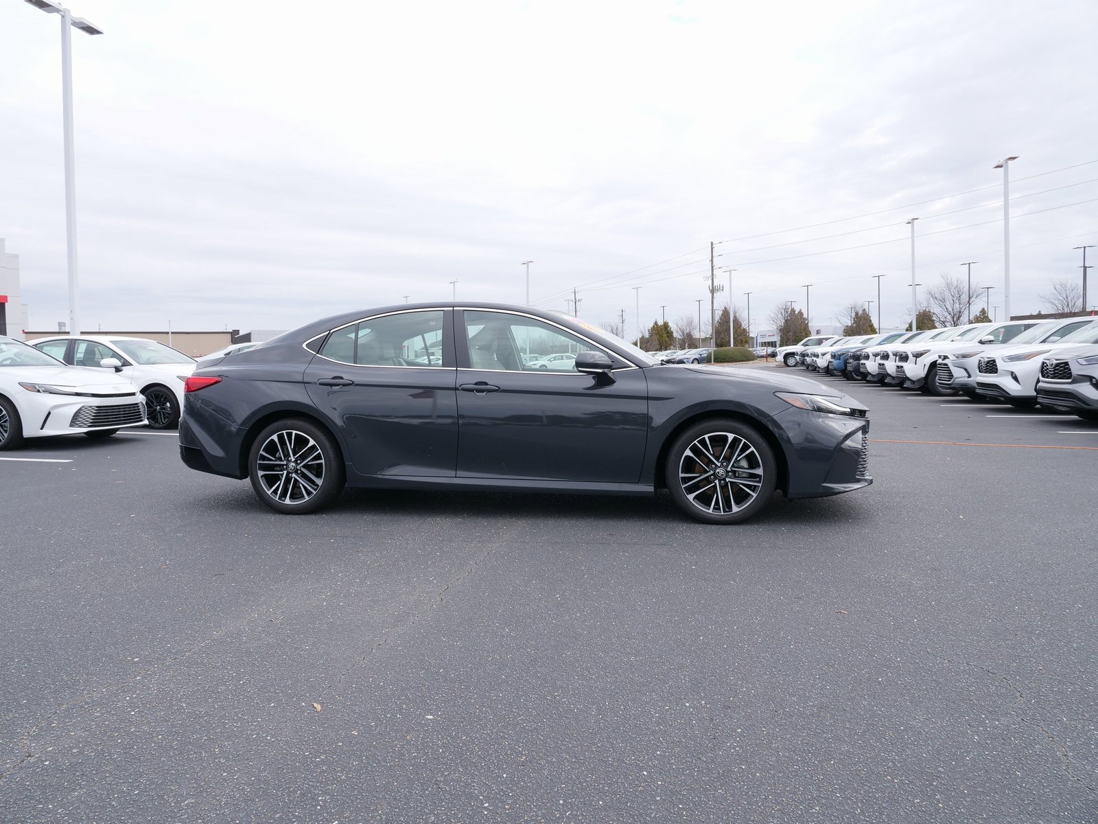 Used 2025 Toyota Camry XLE image 3