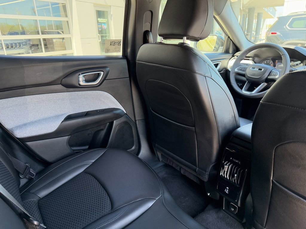 Used 2023 Jeep Compass Latitude w/ Convenience Group image 39