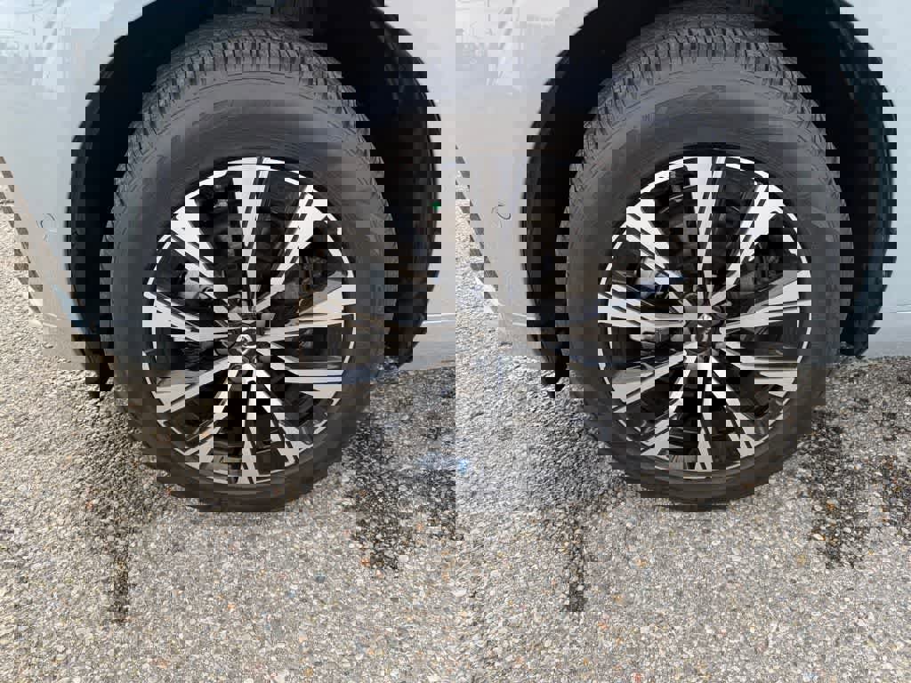 Used 2024 Volvo XC60 B5 Plus w/ Protection Package Premier image 9