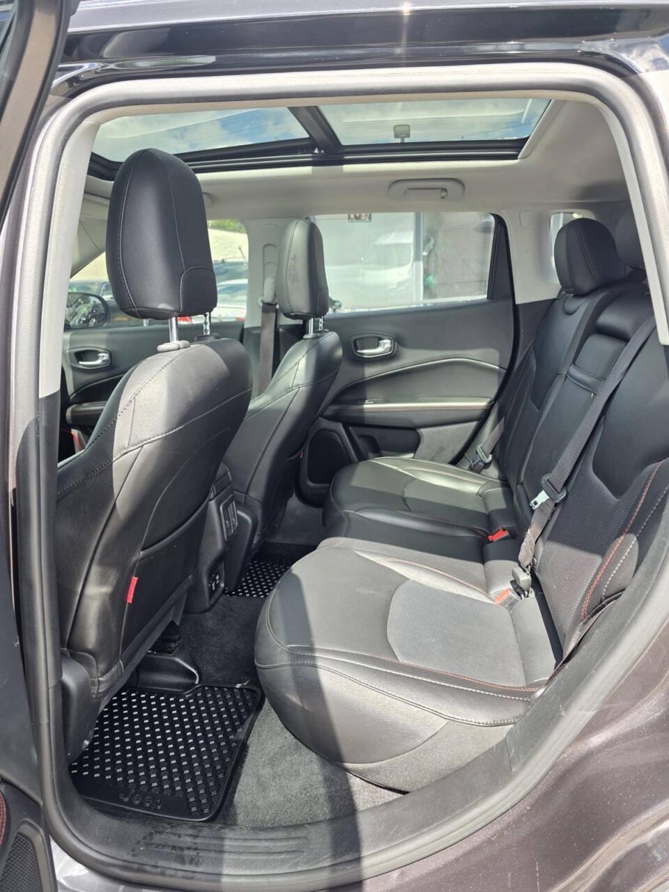 Used 2019 Jeep Compass Trailhawk w/ Leather Interior Group AWD/4WD image 17