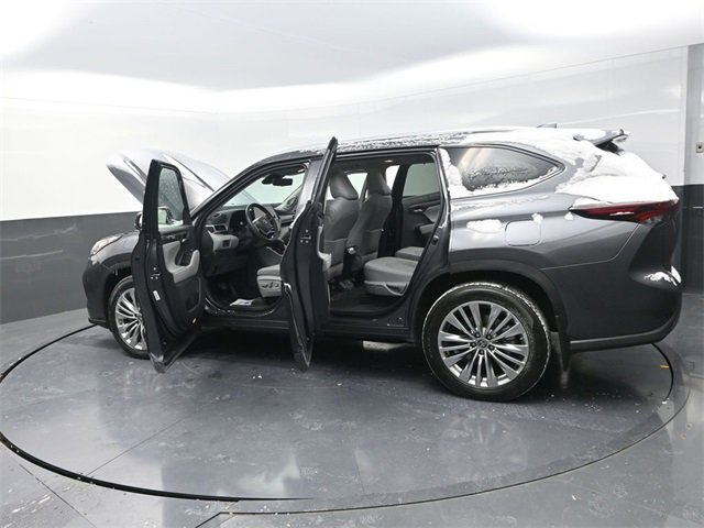 Used 2024 Toyota Highlander Platinum image 39