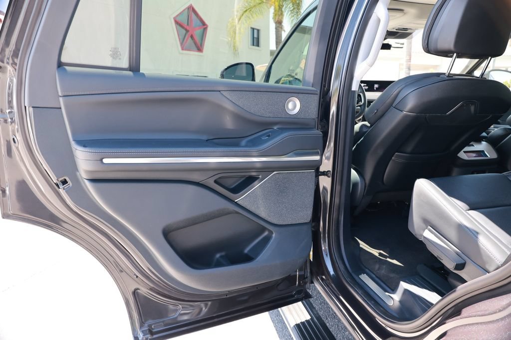 Used 2025 Lincoln Navigator Reserve AWD/4WD image 37