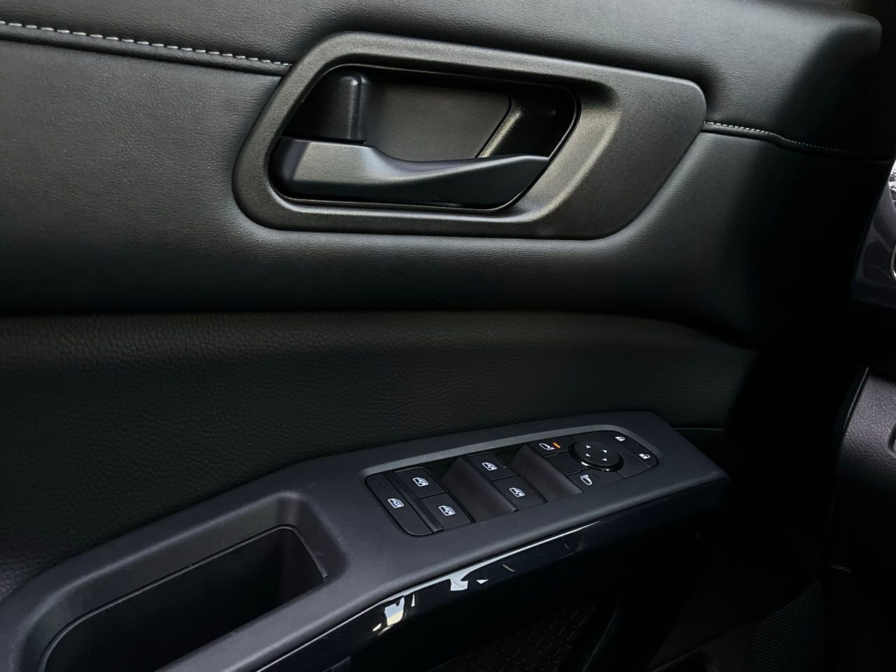 Used 2024 Nissan Pathfinder SV image 23