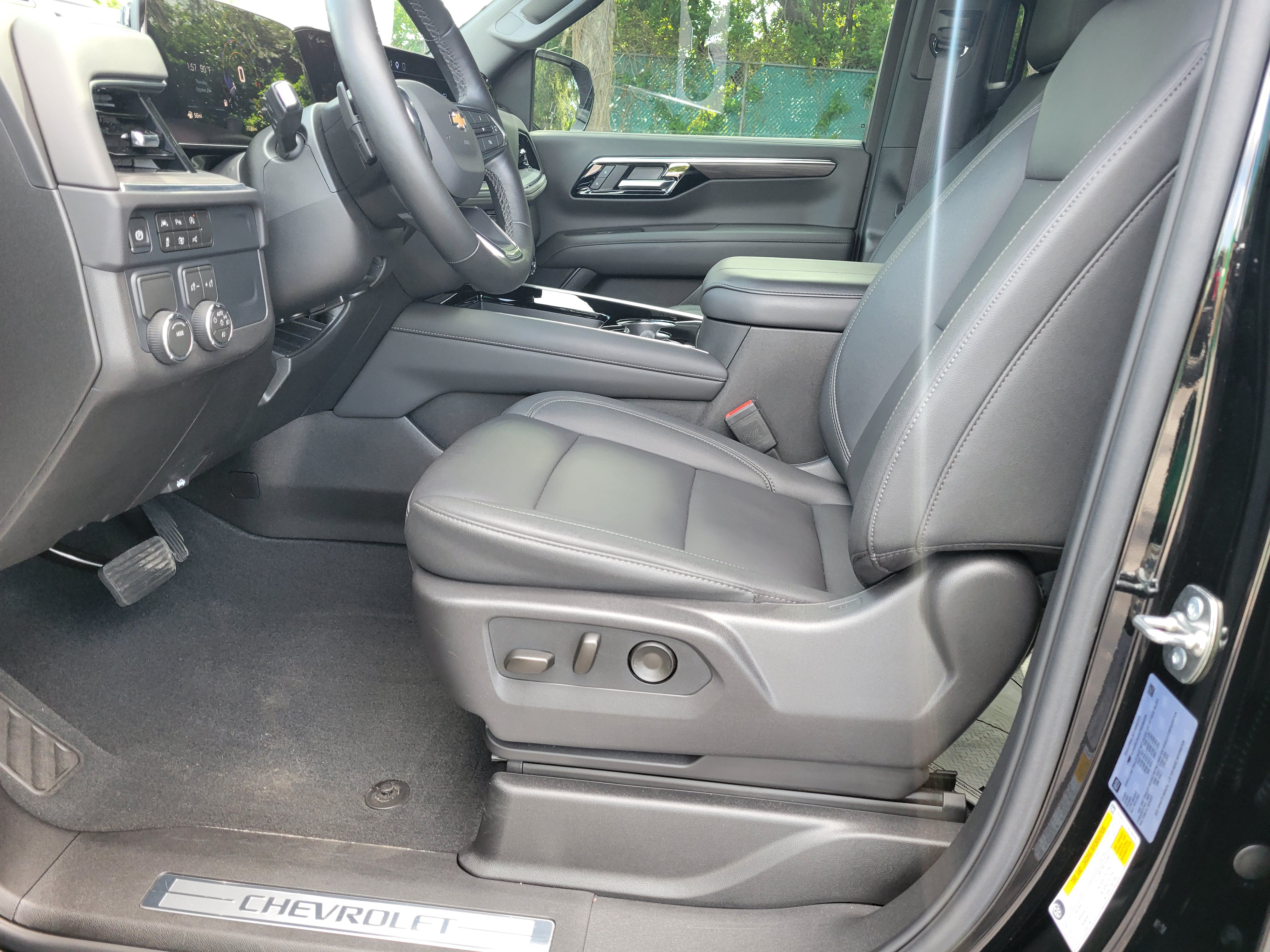 Used 2026 Chevrolet Suburban LT w/ Comfort Package RWD image 35