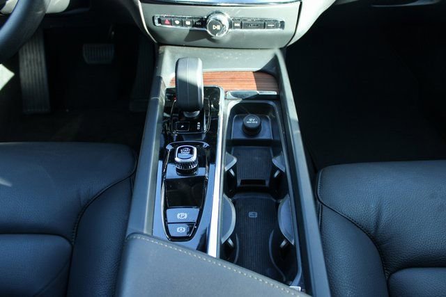 Used 2025 Volvo V60 B5 Cross Country Plus image 19