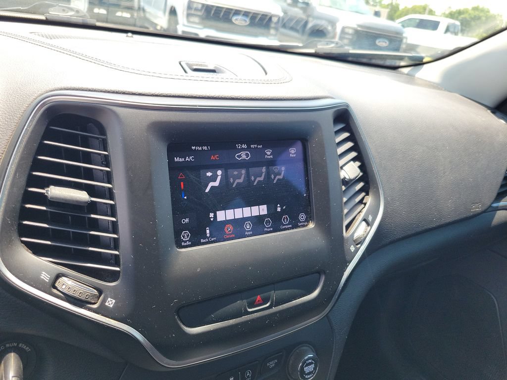 Used 2019 Jeep Cherokee Latitude w/ Popular Appearance Group FWD image 29