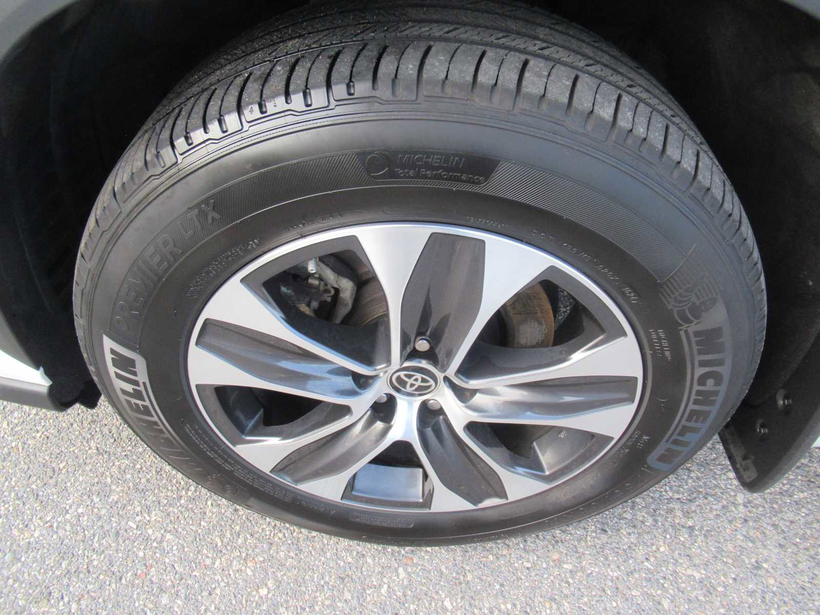 Used 2022 Toyota Highlander XLE image 12