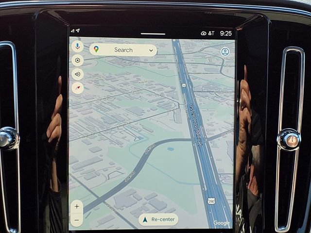 Used 2025 Volvo XC40 B5 Core image 18