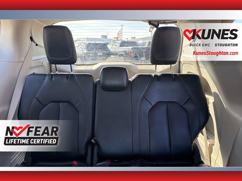 Used 2023 Chrysler Pacifica Touring-L image 40