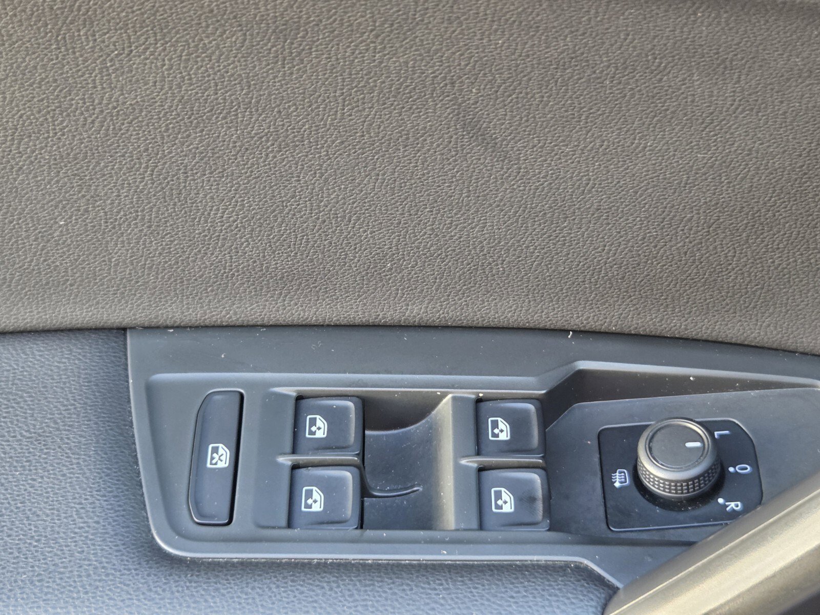 Used 2024 Volkswagen Tiguan S image 28