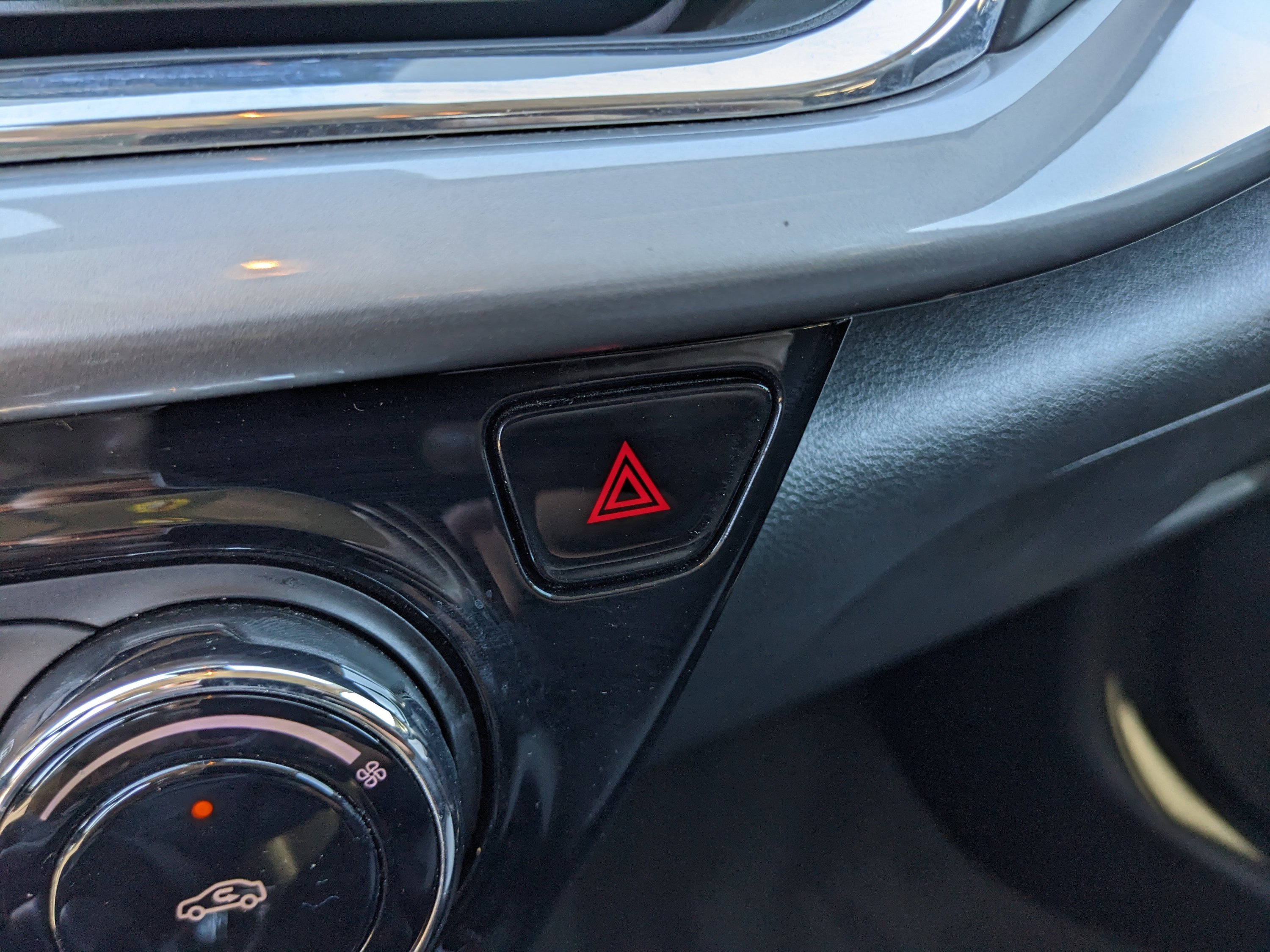 Used 2025 Chevrolet Trax LT FWD image 25