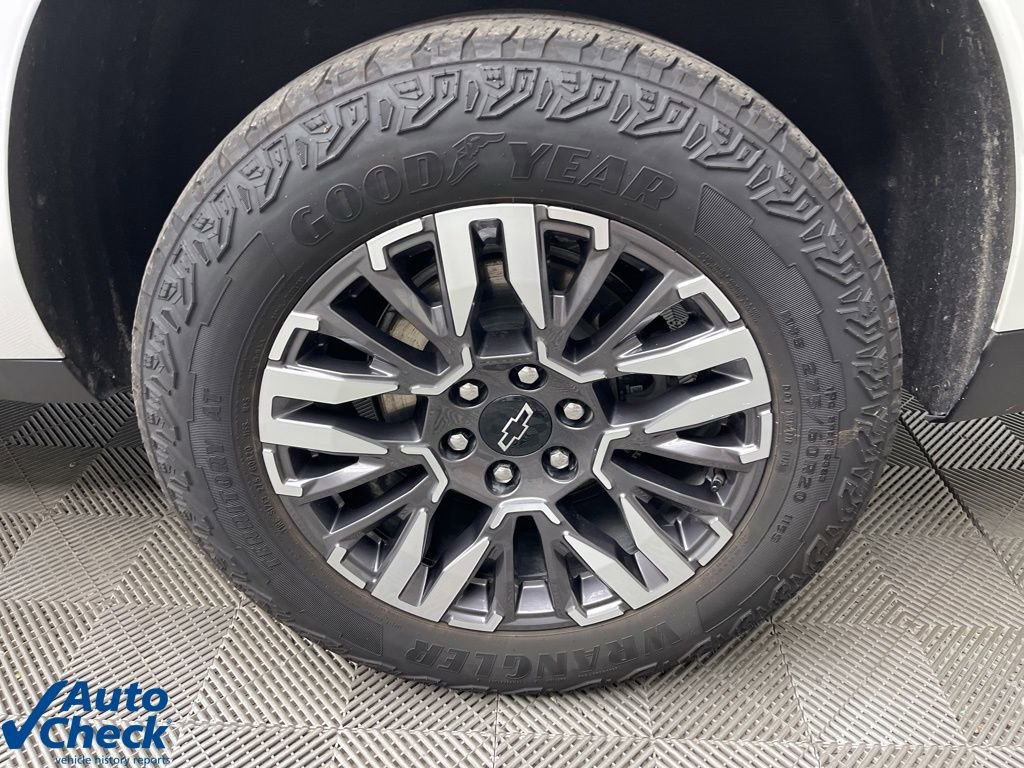 Used 2025 Chevrolet Suburban Z71 image 29