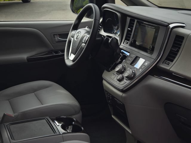 Used 2017 Toyota Sienna XLE w/ XLE Navigation Package FWD image 31