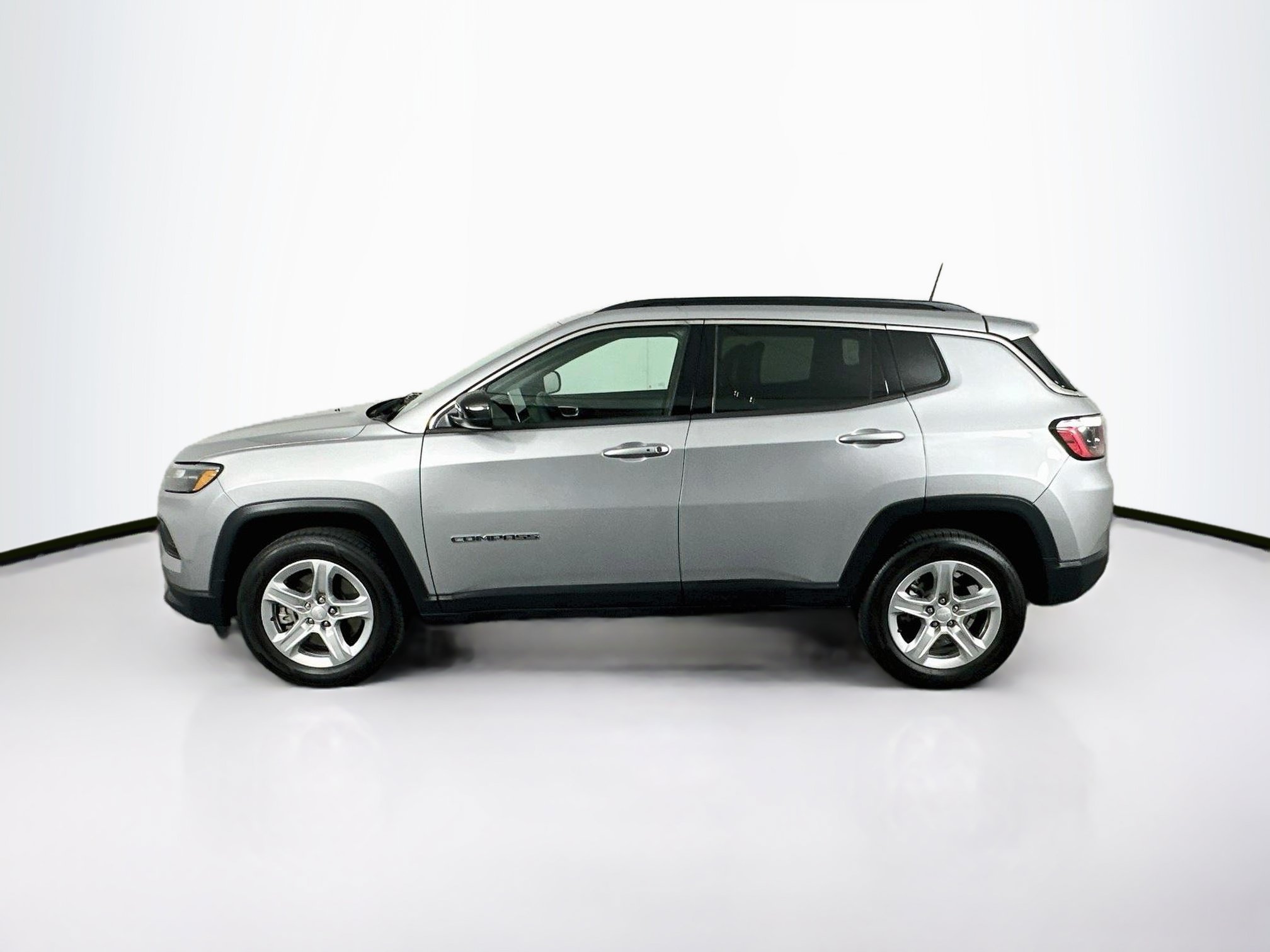 Used 2023 Jeep Compass Latitude AWD/4WD image 4