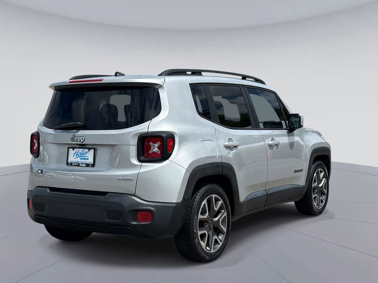 Used 2017 Jeep Renegade Latitude FWD image 4