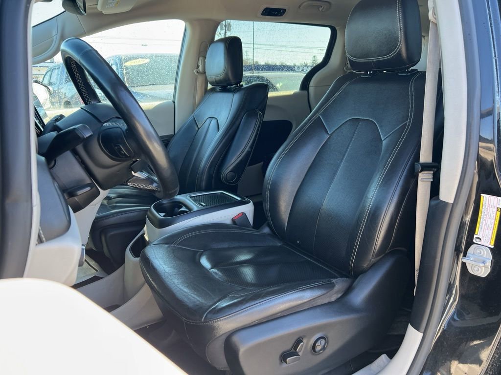 Used 2022 Chrysler Pacifica Touring-L w/ Uconnect Theater Family Group image 18