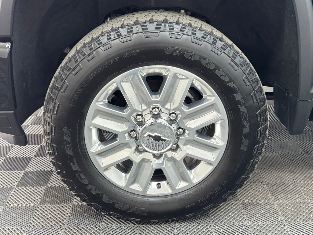 Used 2025 Chevrolet Silverado 2500 High Country w/ Technology Package AWD/4WD image 17