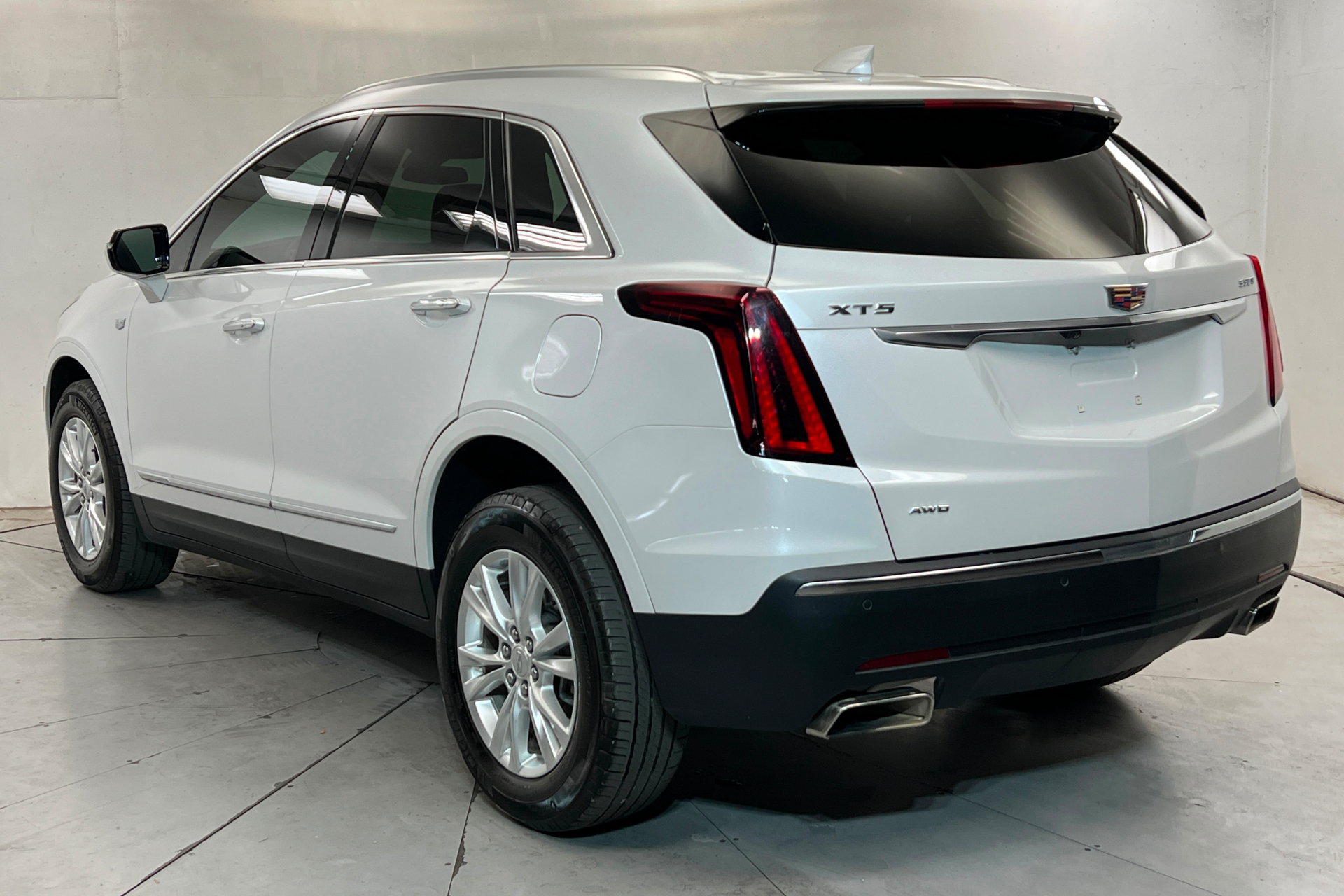 Used 2025 Cadillac XT5 Luxury w/ LPO, Floor Liner Package AWD/4WD image 3
