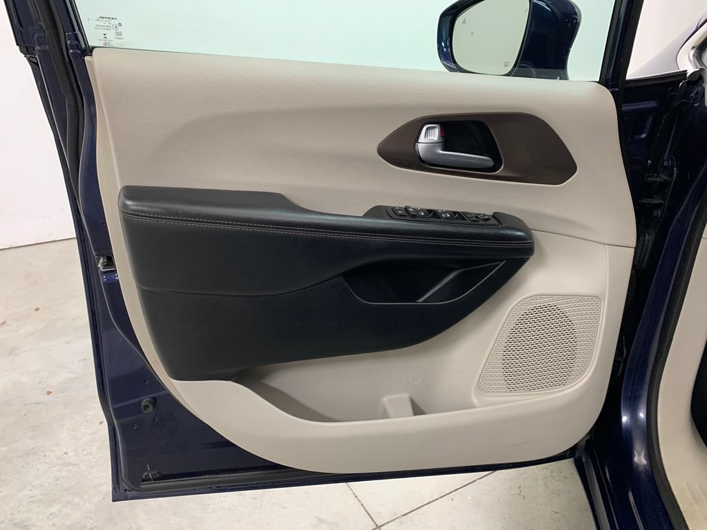 Used 2018 Chrysler Pacifica Touring-L FWD image 17
