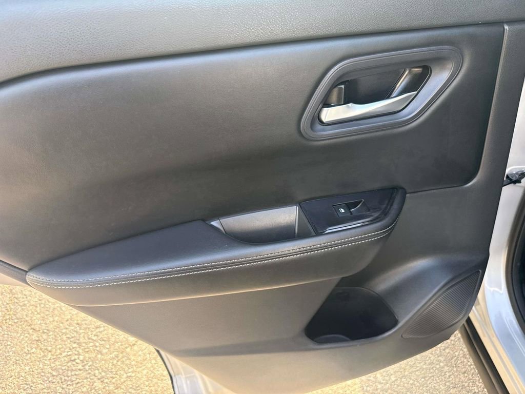 Used 2024 Nissan Rogue SV image 9