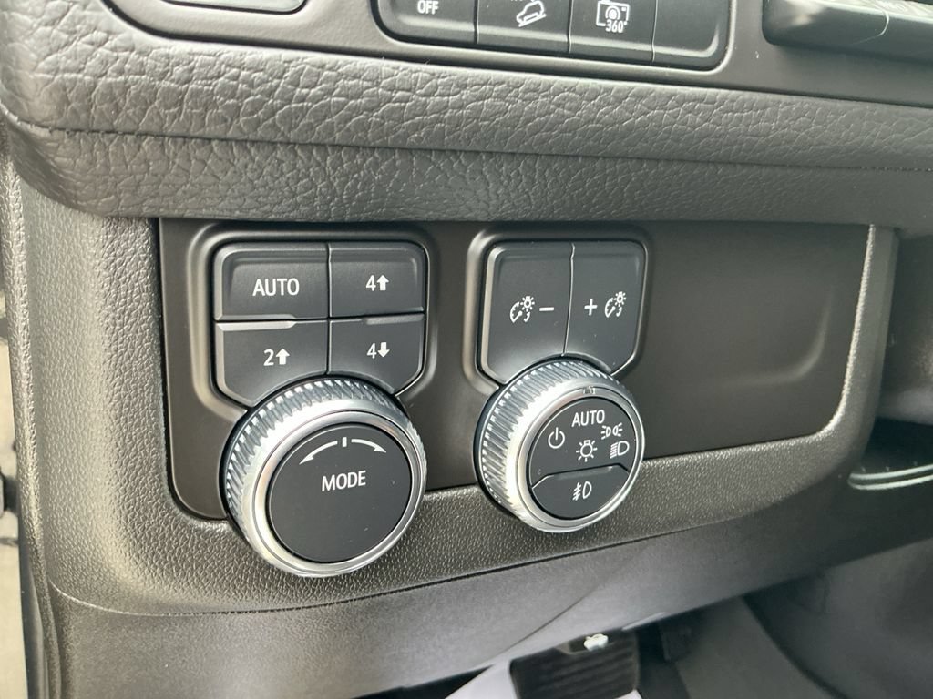 Used 2023 GMC Yukon XL Denali AWD/4WD image 29