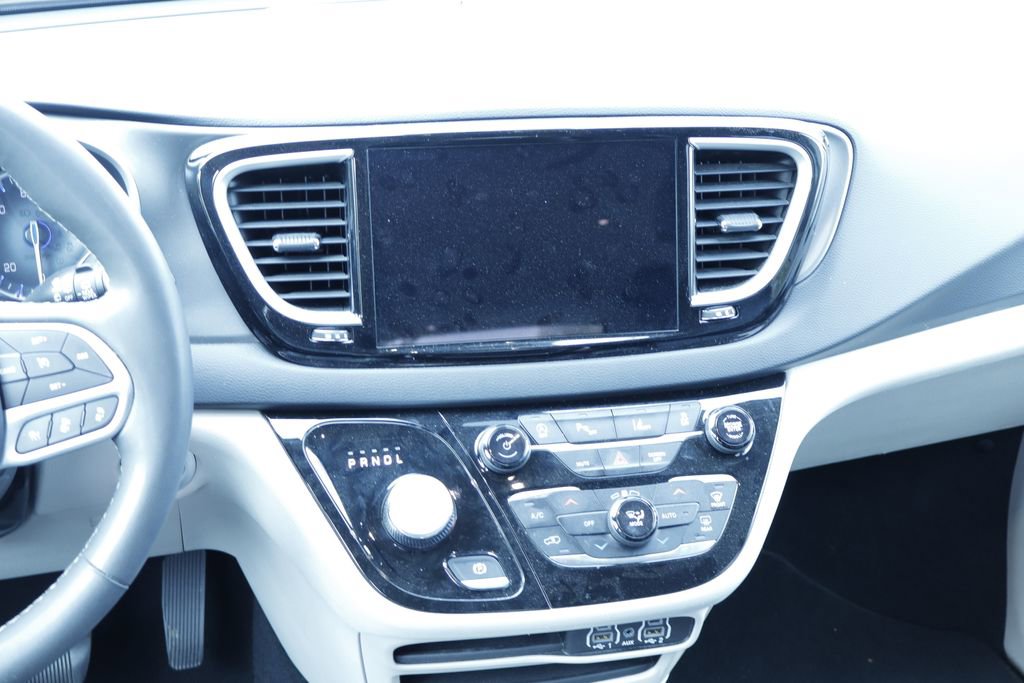 Certified 2023 Chrysler Pacifica Touring-L FWD image 22