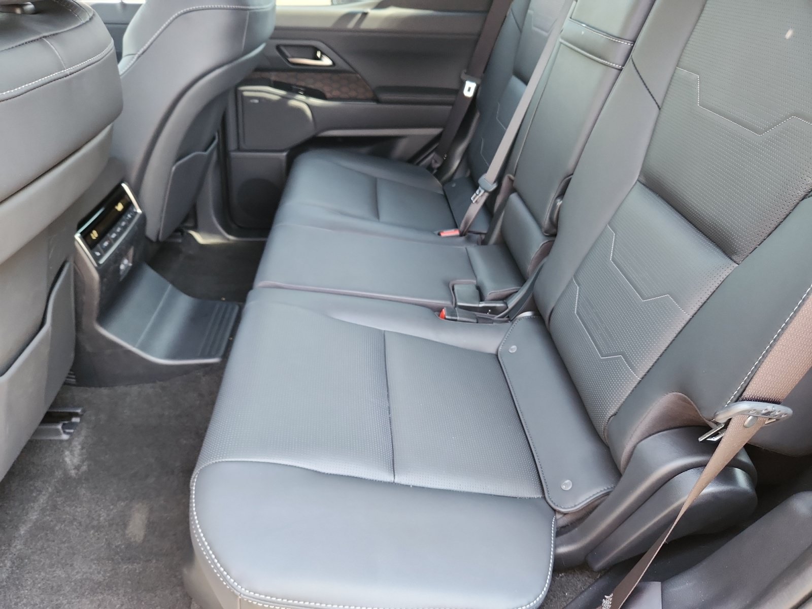 Used 2026 Lexus GX 550 w/ Accessory Package (2T) AWD/4WD image 17