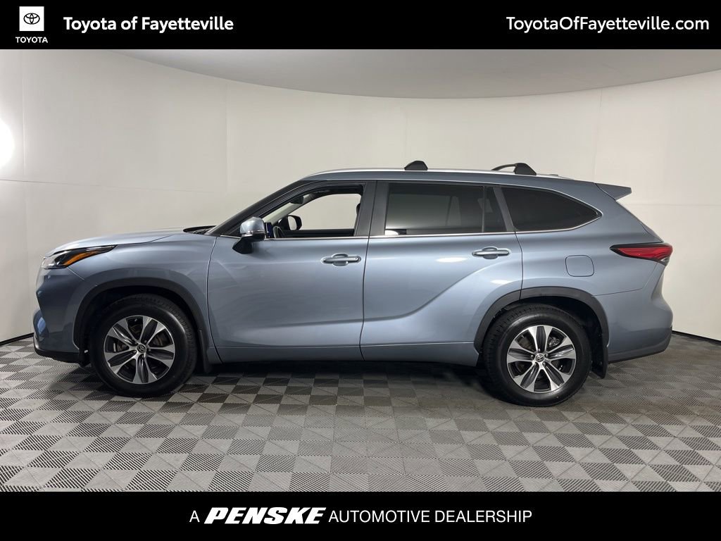 Used 2023 Toyota Highlander XLE AWD/4WD image 2