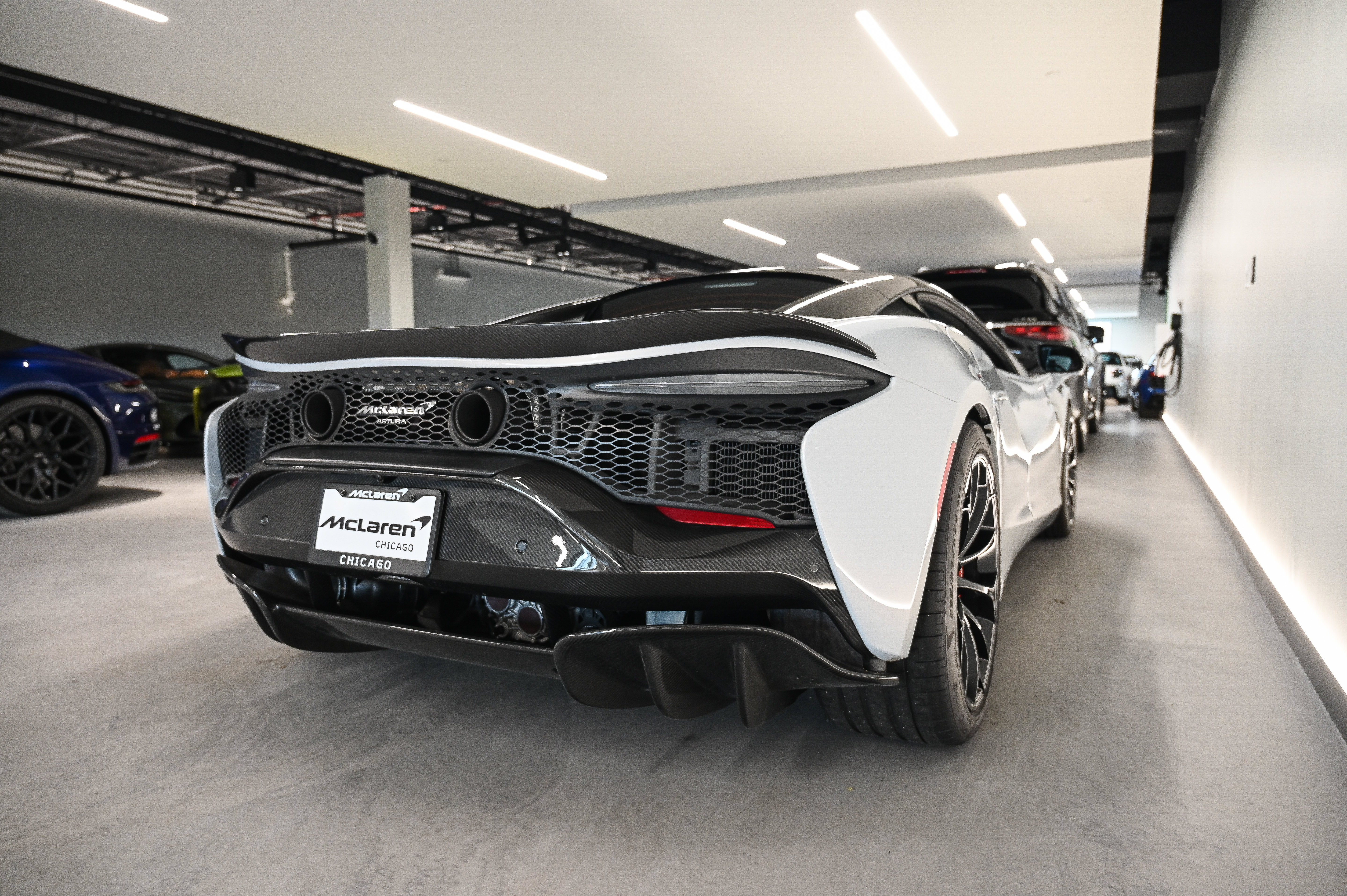 Used 2023 McLaren Artura RWD image 17