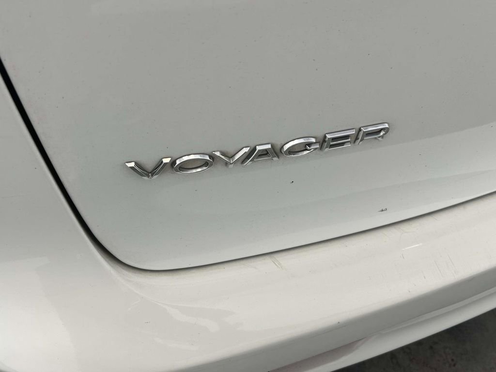 Used 2022 Chrysler Voyager LX FWD image 10