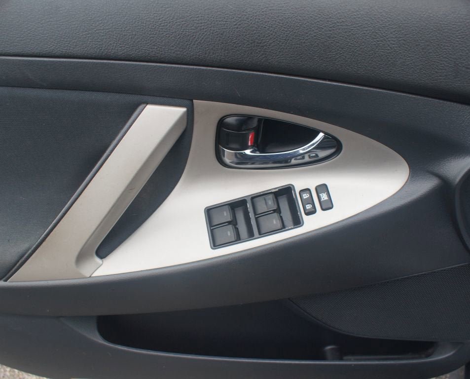 Used 2011 Toyota Camry SE w/ SE Extra-Value Pkg #1 FWD image 18