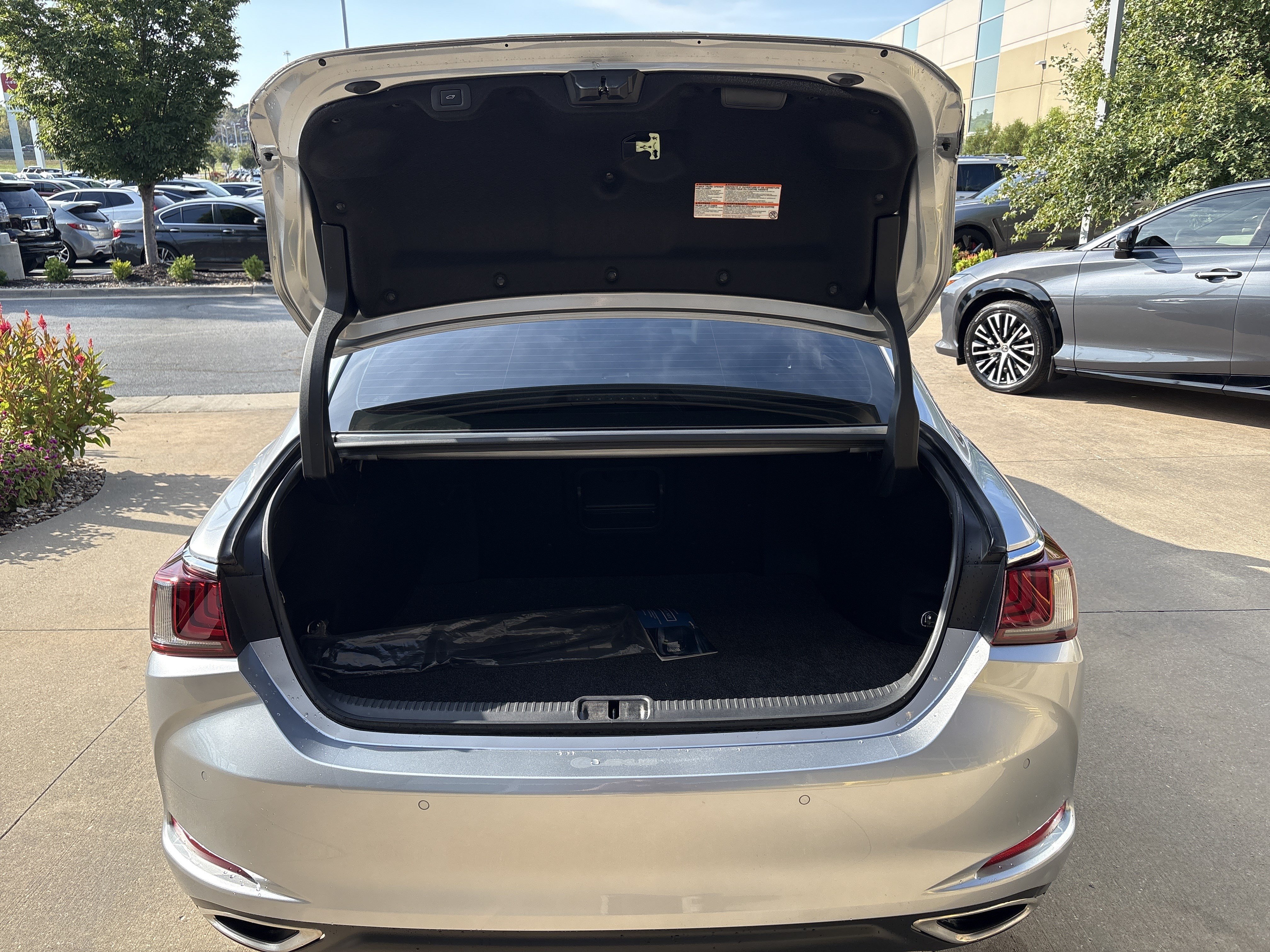 Certified 2022 Lexus ES 350 w/ Premium Package FWD image 32
