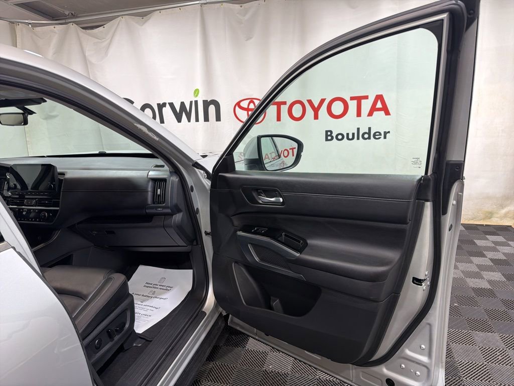 Used 2025 Nissan Pathfinder SL AWD/4WD image 10