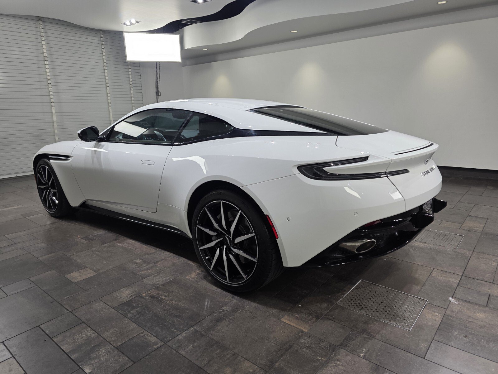 Used 2023 Aston Martin DB11 Coupe RWD image 2