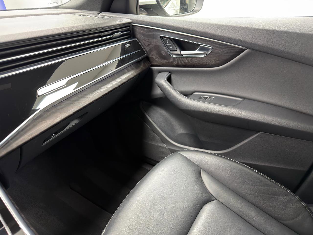 Used 2021 Audi Q8 Premium image 25