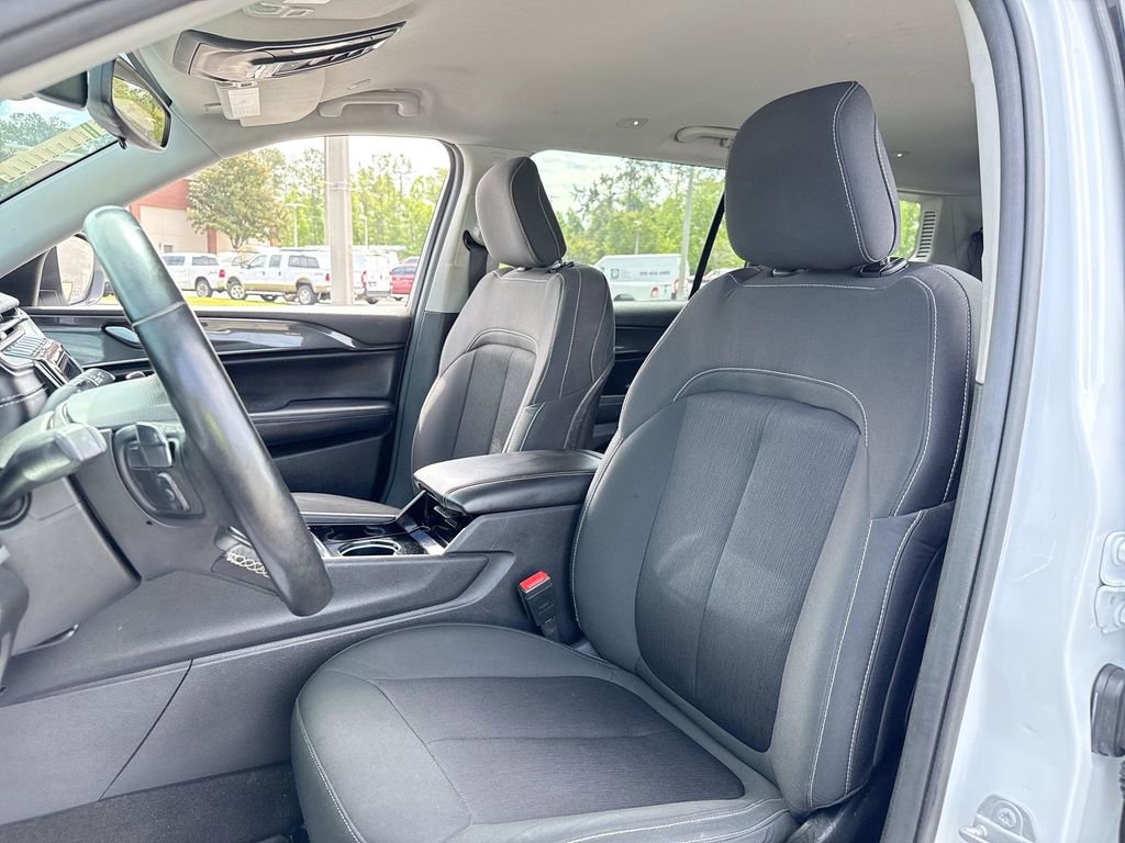 Used 2022 Jeep Grand Cherokee L Laredo w/ Luxury Tech Group I AWD/4WD image 8