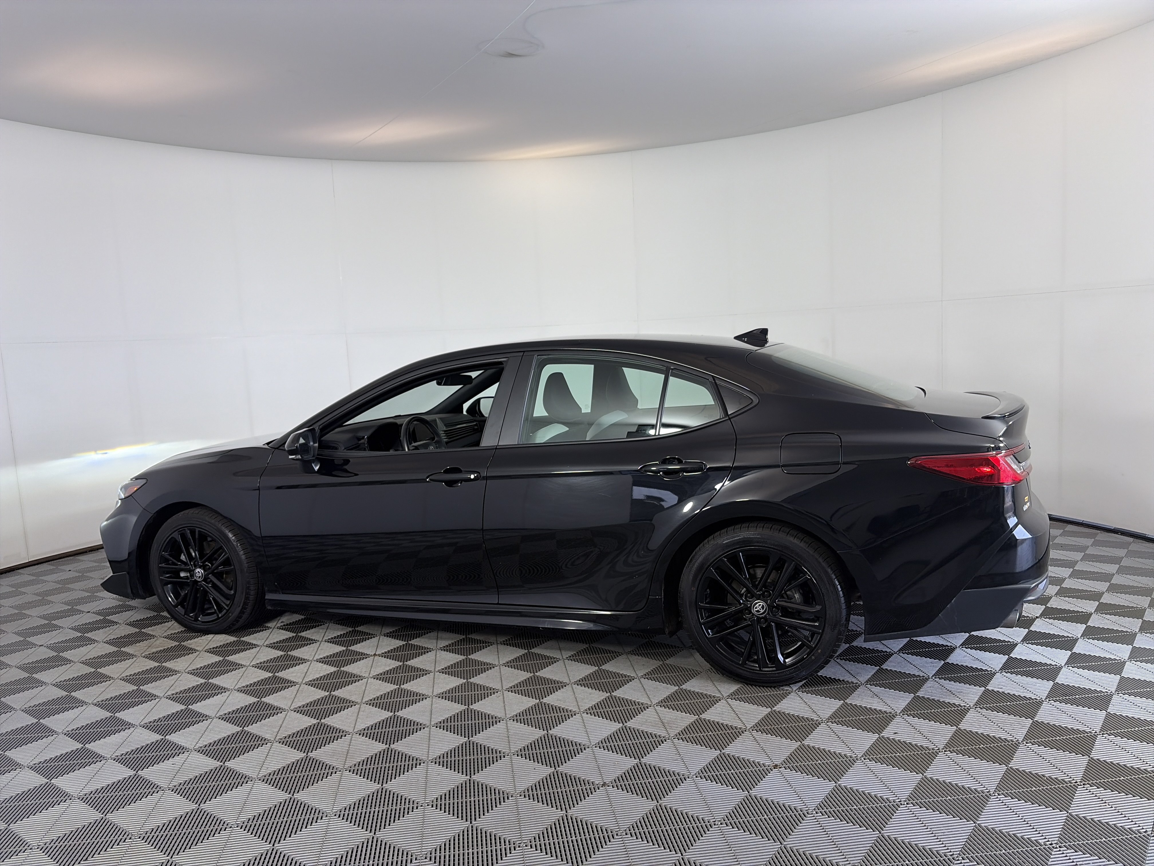 Used 2025 Toyota Camry SE FWD image 8