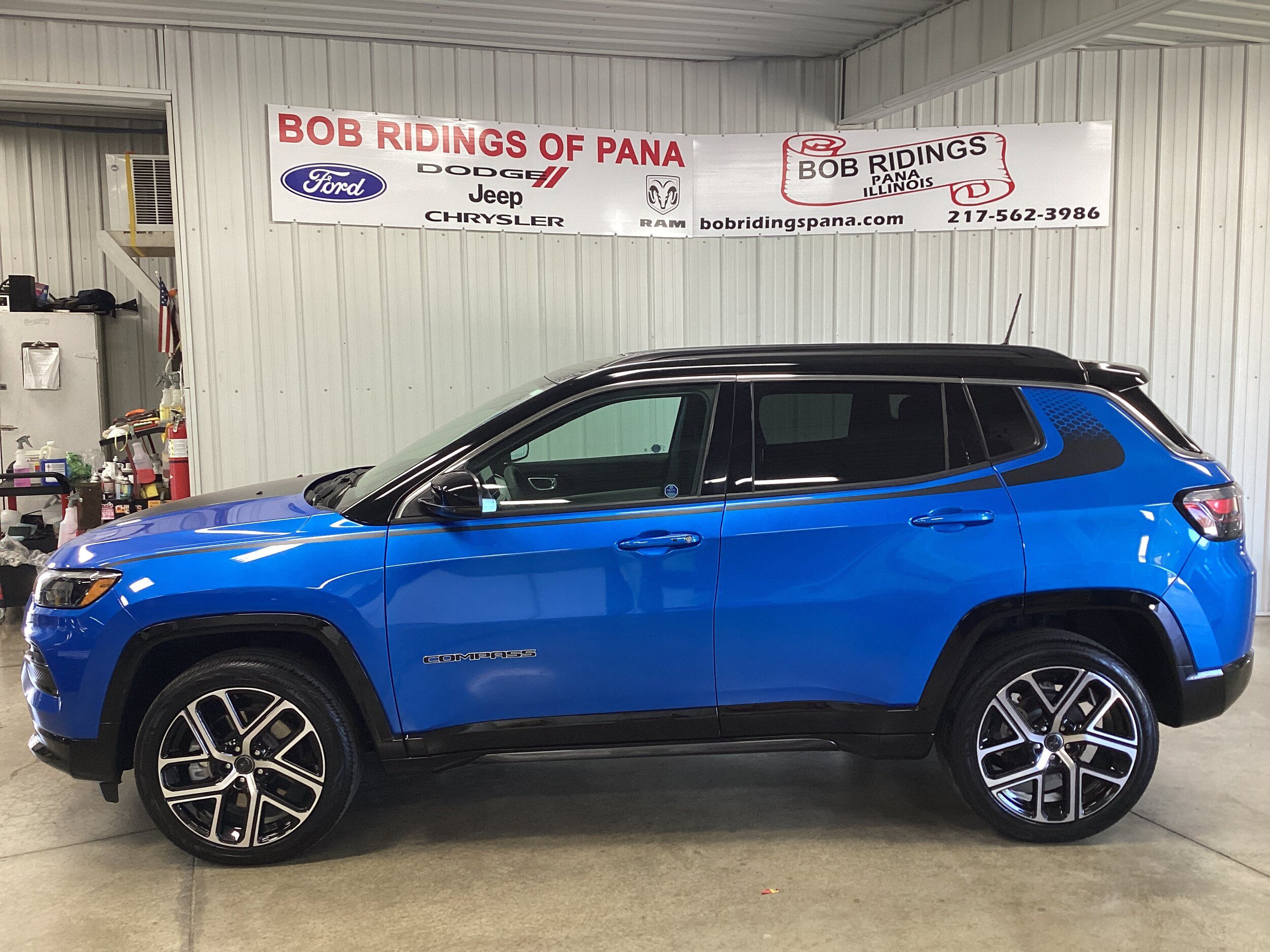 Used 2025 Jeep Compass Limited w/ Elite Group AWD/4WD image 2
