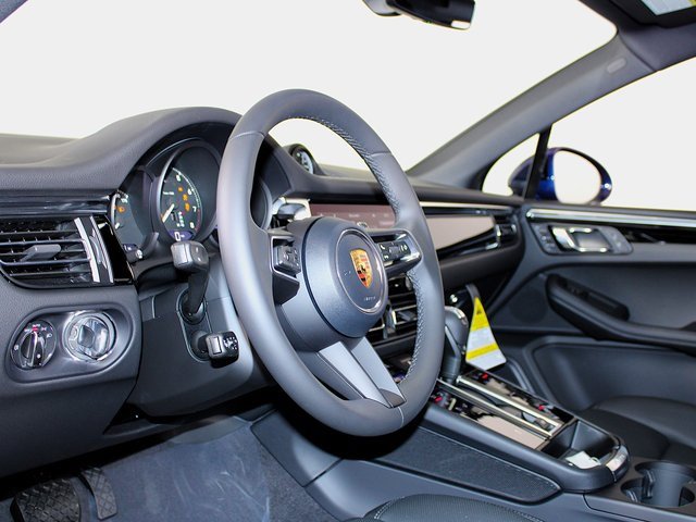 New 2026 Porsche Macan image 4