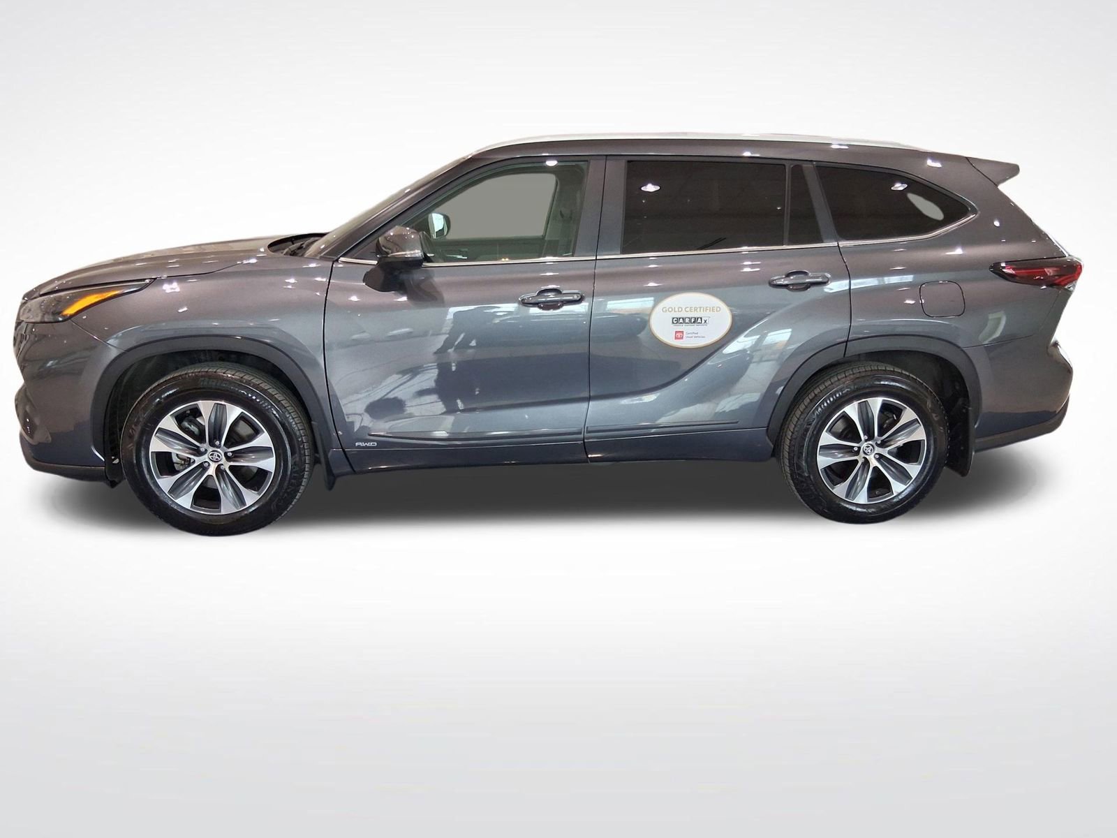 Used 2025 Toyota Highlander XLE image 3