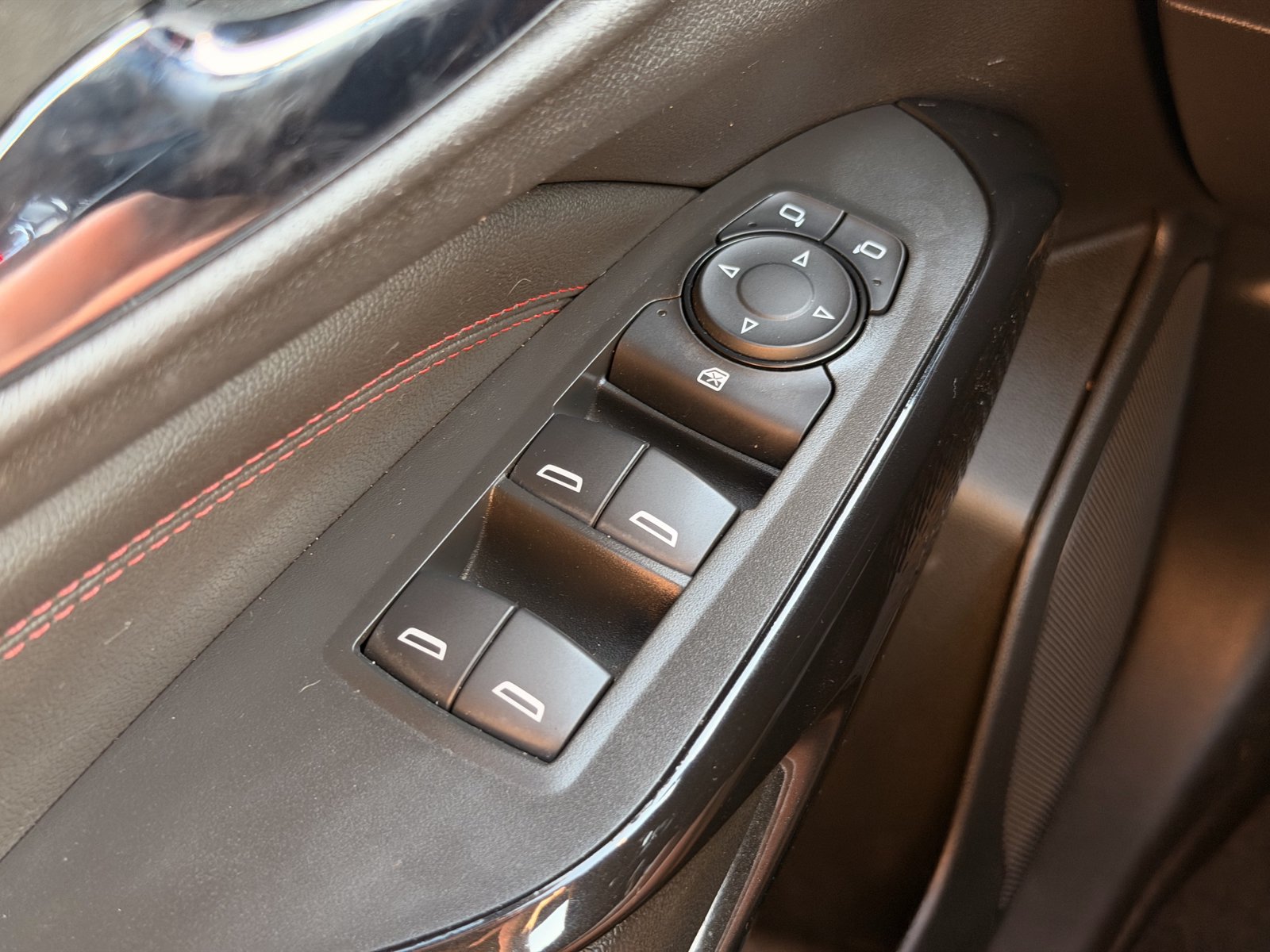 Used 2025 Chevrolet Trax RS w/ Sunroof Package FWD image 18