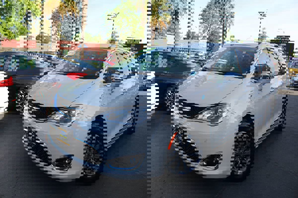 Used 2020 Chrysler Pacifica Limited w/ Advanced Safetytec Group image 45