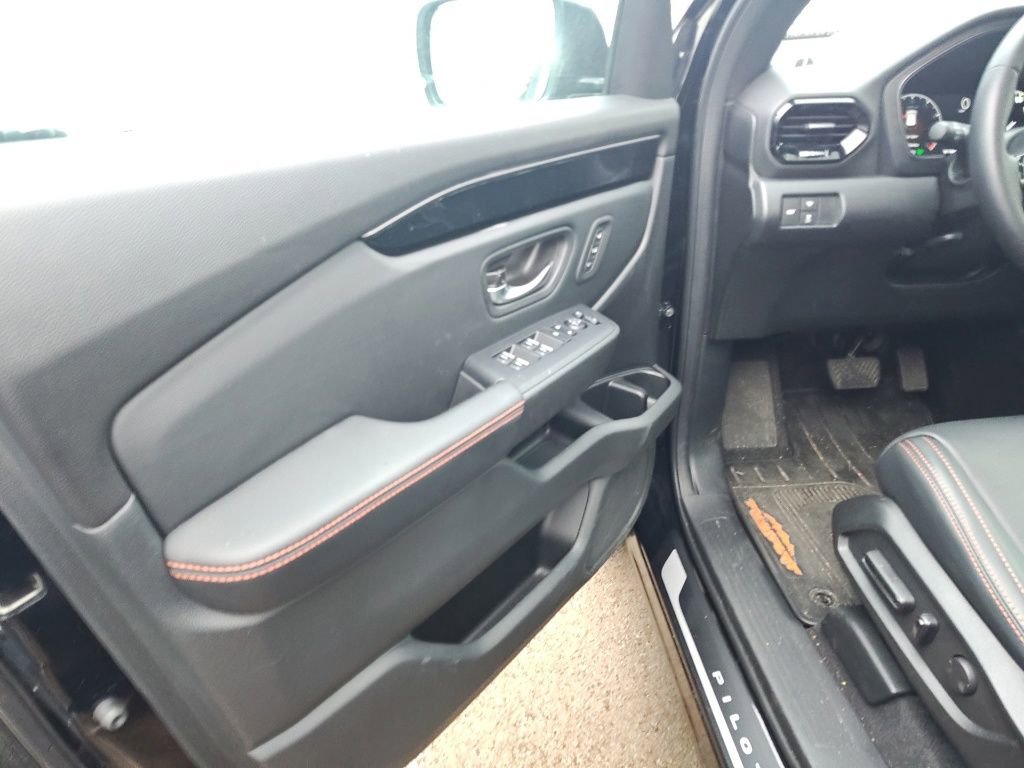 Used 2025 Honda Pilot TrailSport image 5
